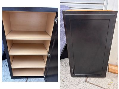 Very nice upper kitchen cabinet, lots of storage!