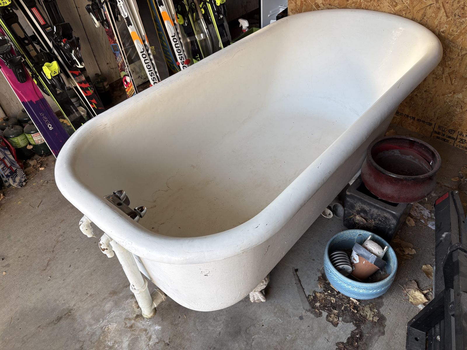 Clawfoot tub