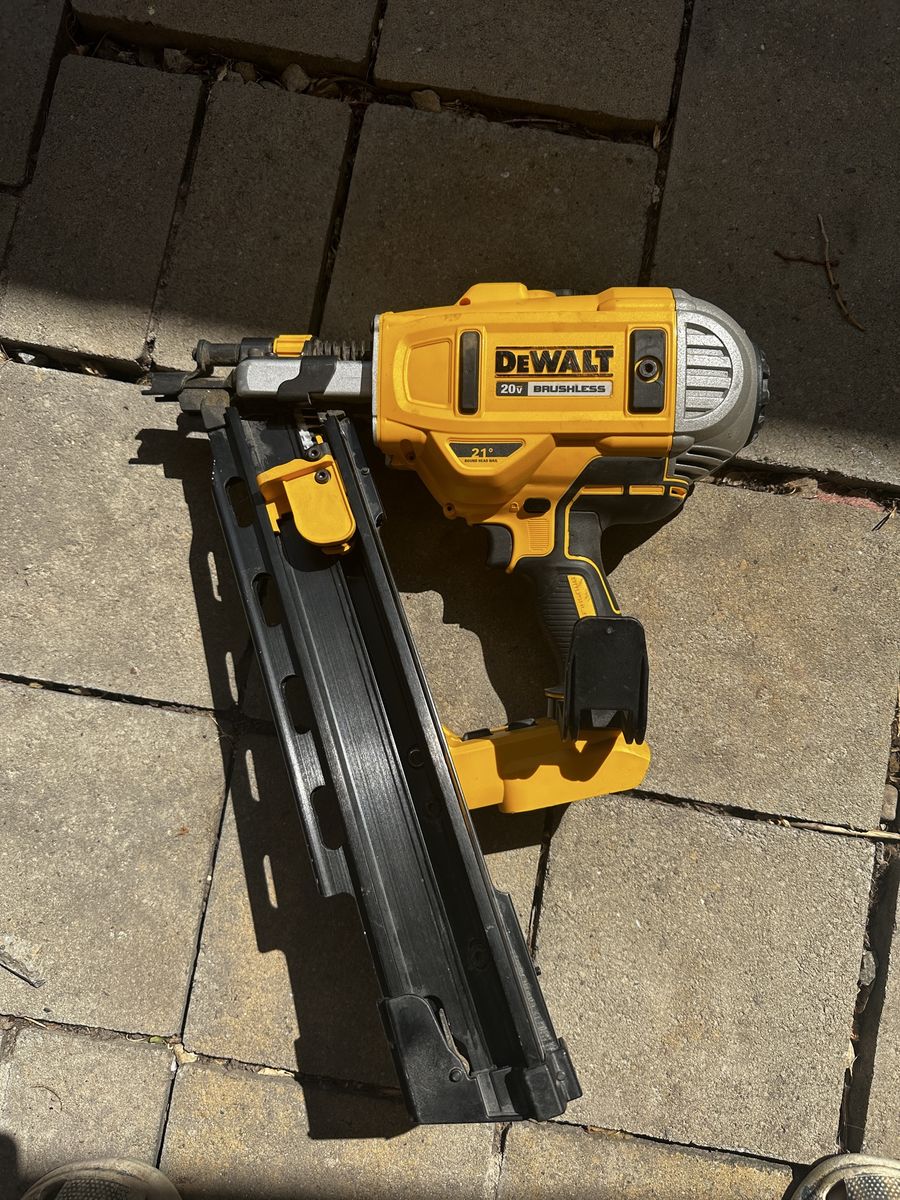 DEWALT 20V MAX XR 21-Degree Cordless Framing Nailer (Tool Only)