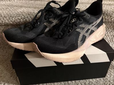 ASICS Novablast 5