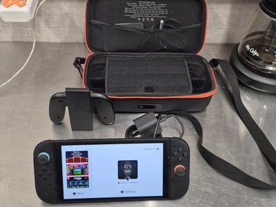 Nintendo Switch OLED Model with Hori Split Pad Pro Controller & Smart Charging Case