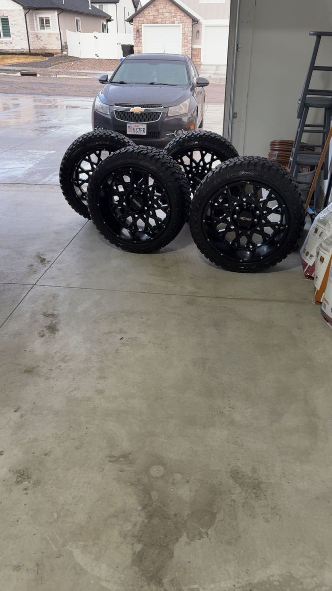 33x12.5 On 22s 8x6.5 Lug Tires And Wheels