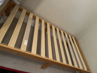 Twin platform bed