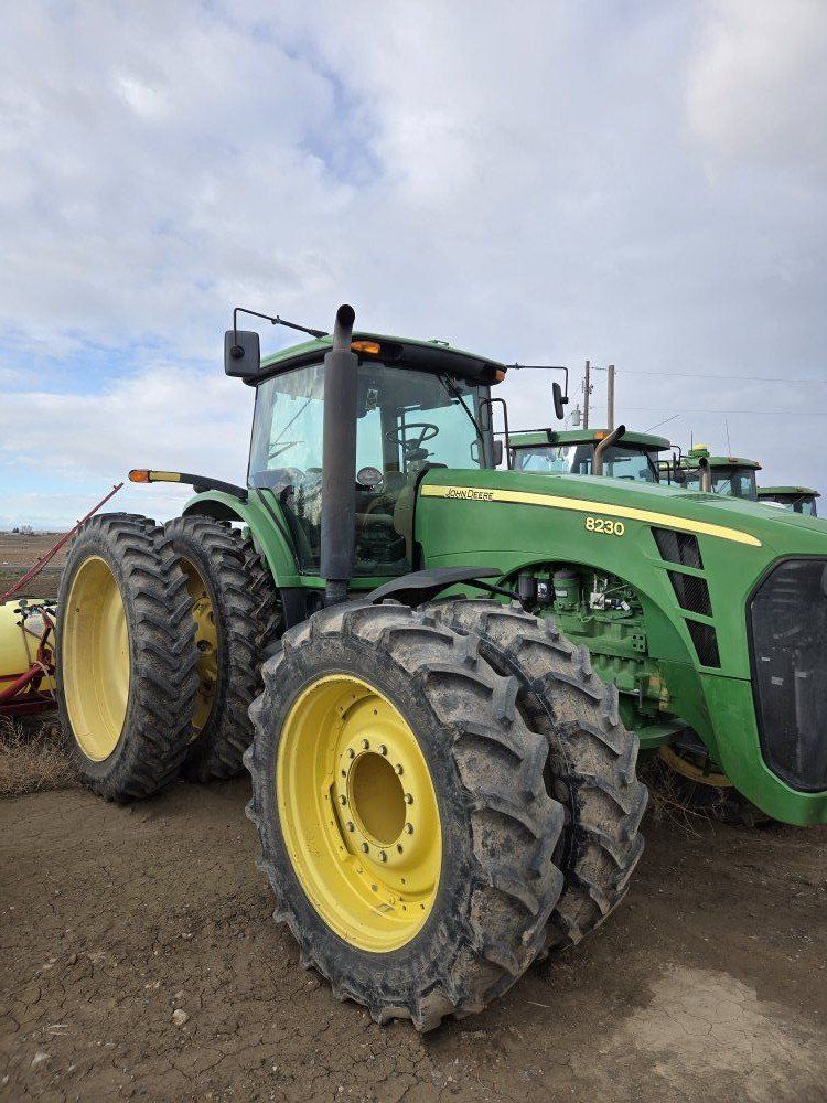 John Deere 8230