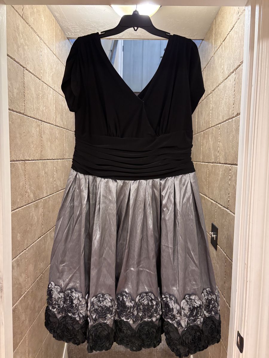 Gorgeous Women’s Velvet/Taffeta Dress Size 18