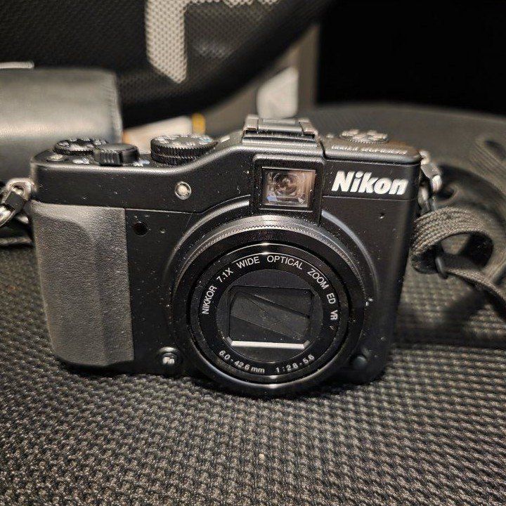 Nikon Coolpix P7000 digital camera/charger