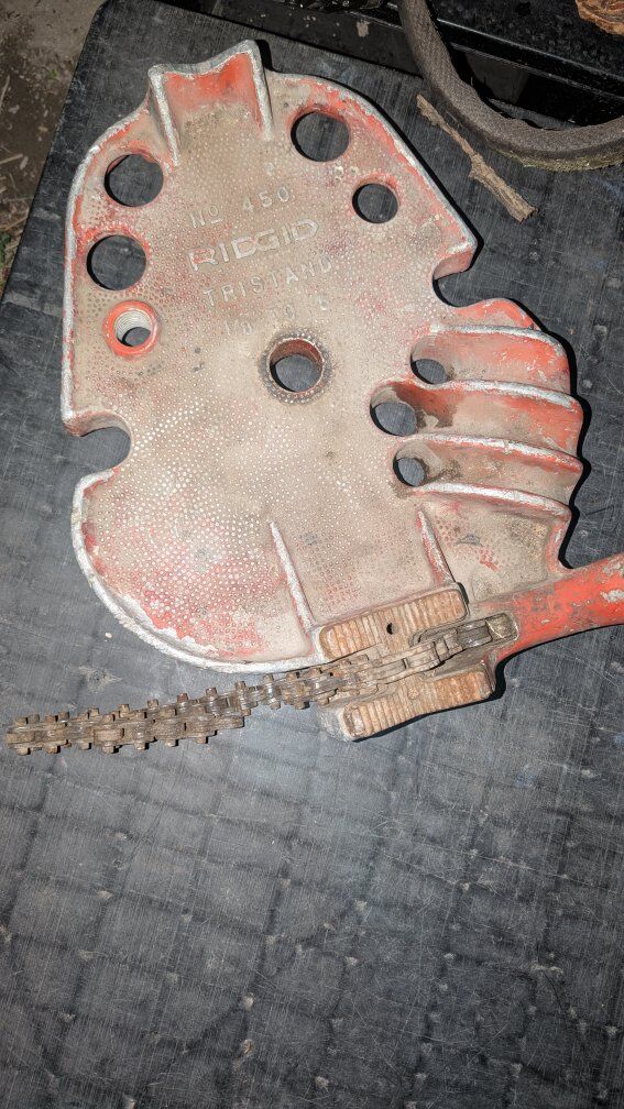 Gas pipe threading gear