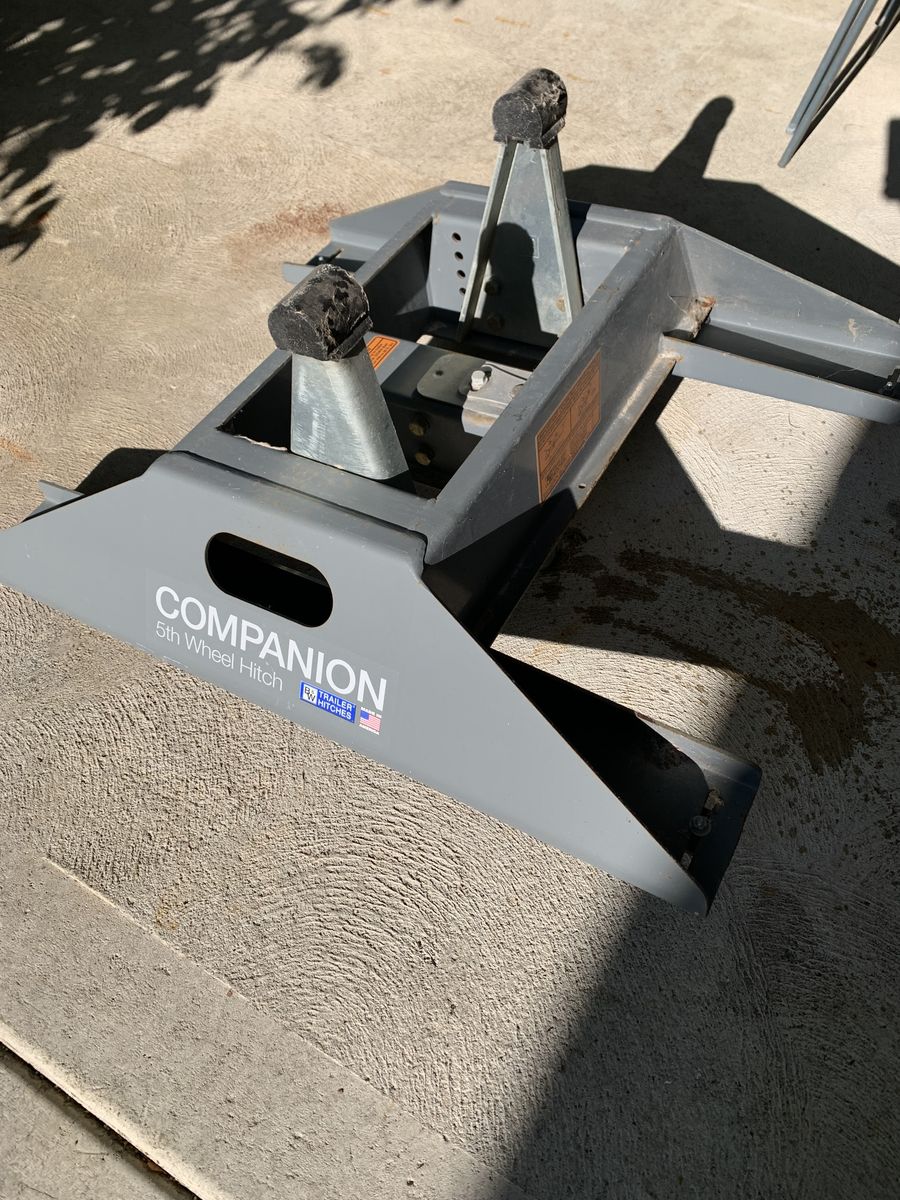 B W companion fifth wheel hitch