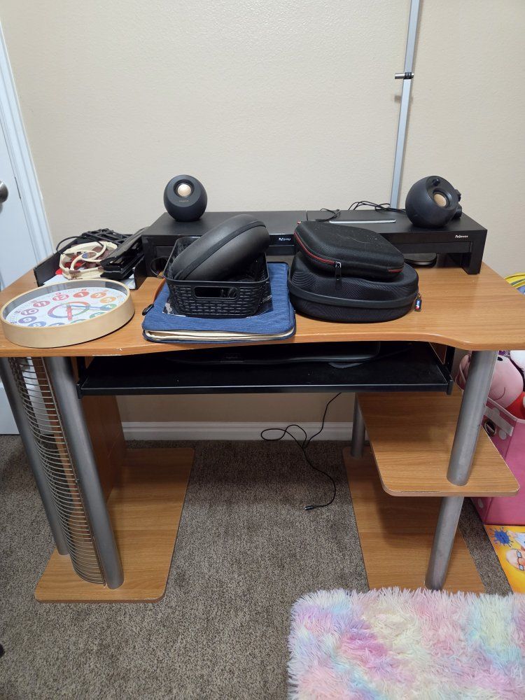 Light Wood Grain Computer Desk with Pull-Out Keyboard Tray and Storage Shelves