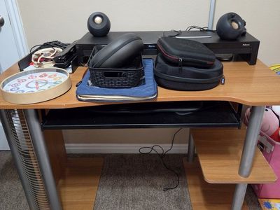 Light Wood Grain Computer Desk with Pull-Out Keyboard Tray and Storage Shelves