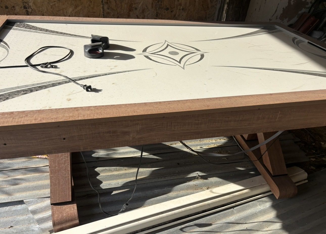 Air hockey table