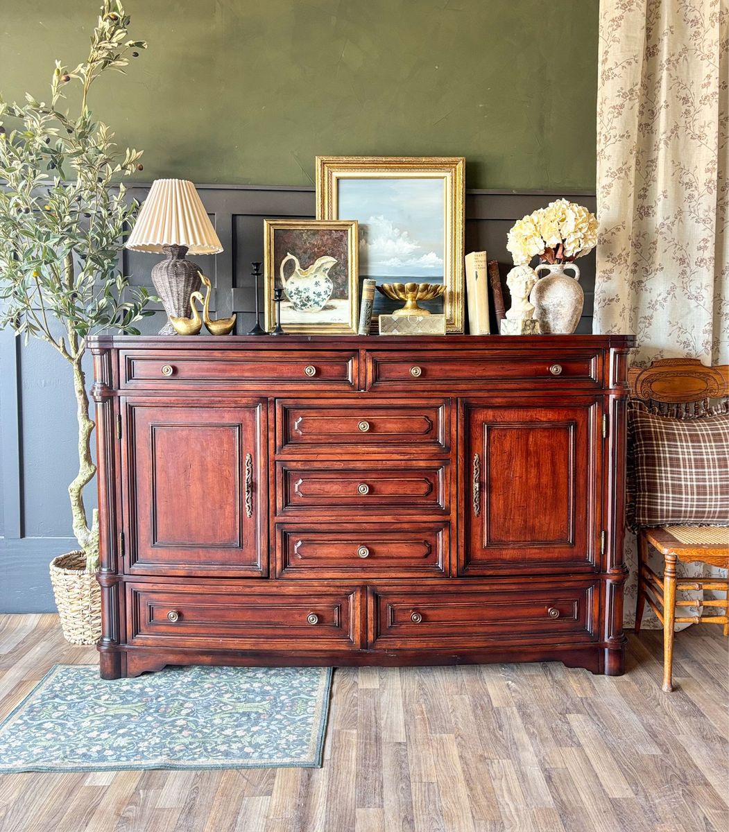 *FREE DELIVERY* Beautiful Large Hooker Furniture Credenza/Dresser