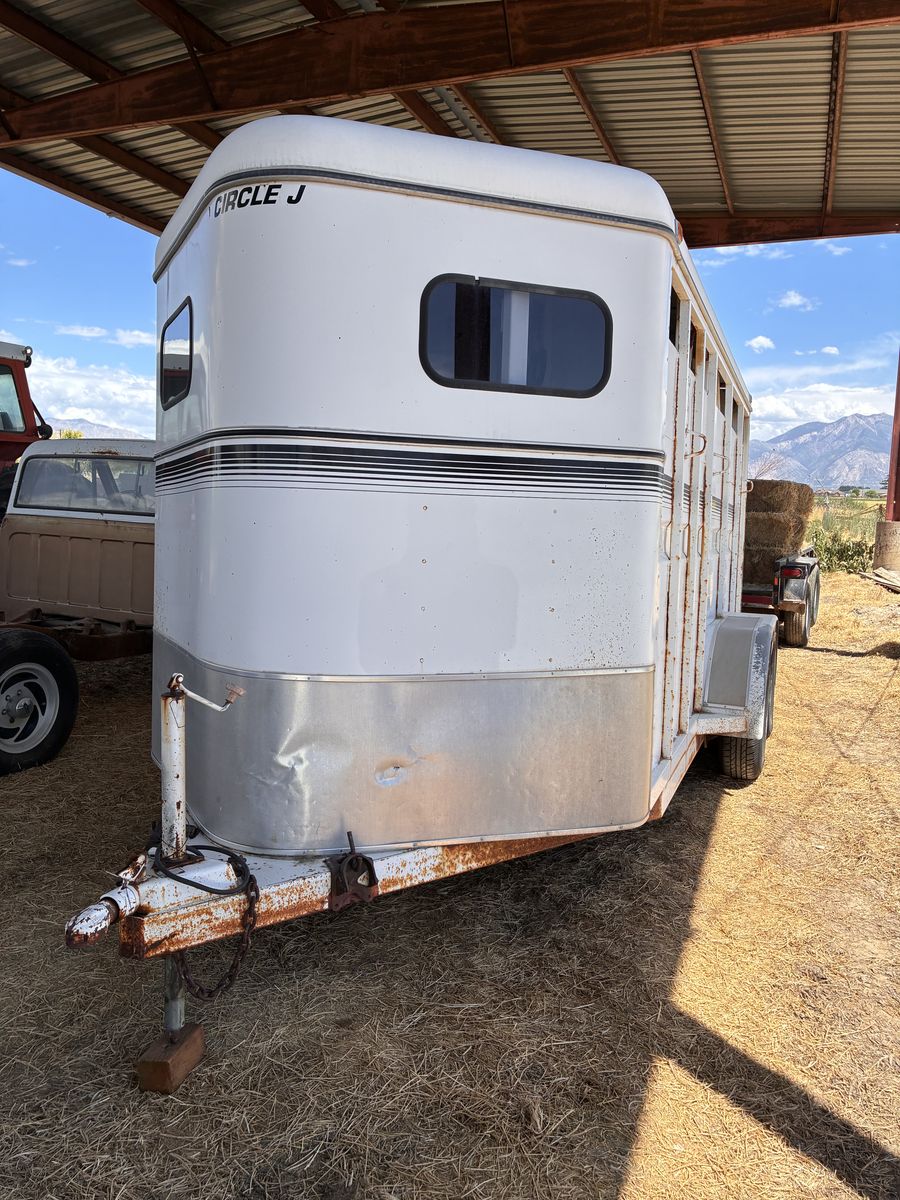 1995 circle J 3 horse slant with tack area