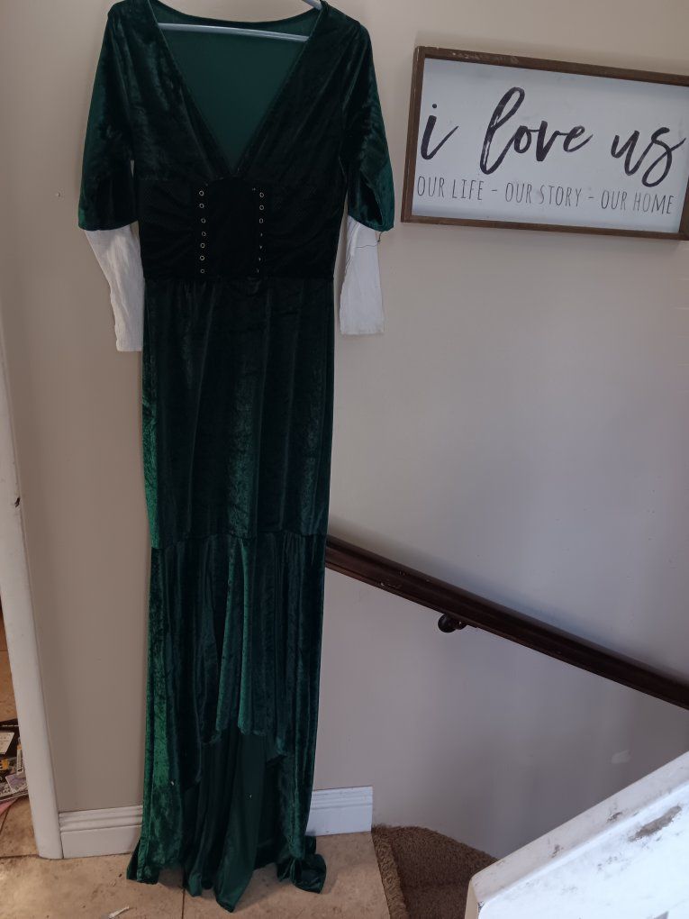 One Size Renaissance-Style Emerald Green Velvet Dress with Cotton Sleeves