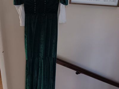 One Size Renaissance-Style Emerald Green Velvet Dress with Cotton Sleeves