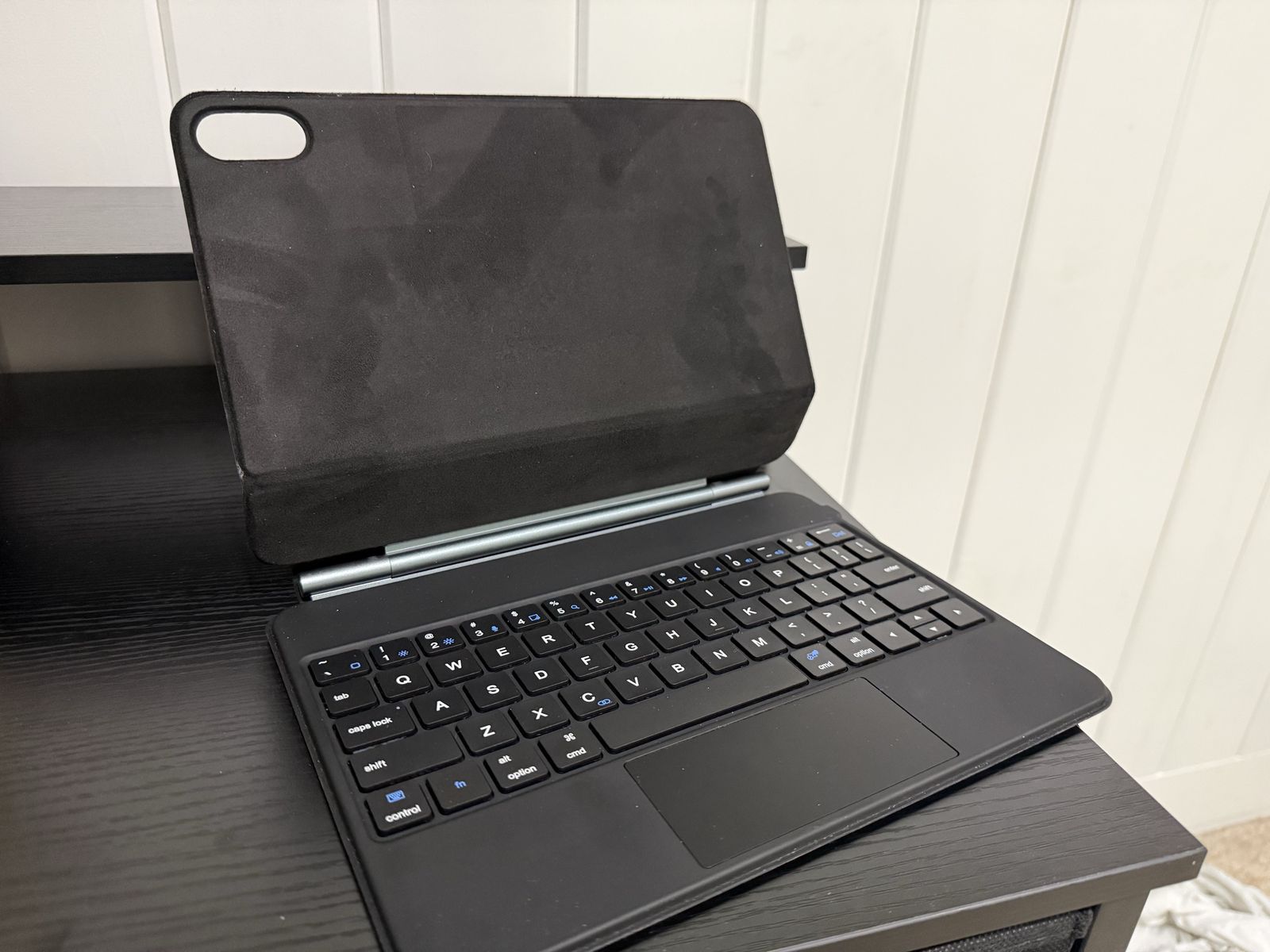 runelk Keyboard Case for iPad 10th Generation 2022 & 11th (A16, 2025) – Magic-Style Keyboard with Multi-Touch Trackpad – Floatin
