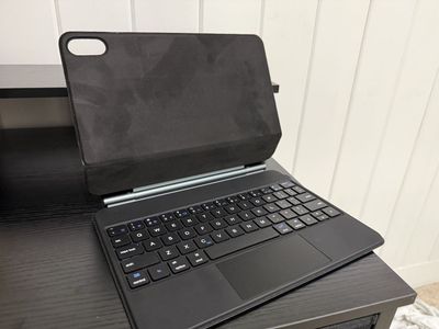 runelk Keyboard Case for iPad 10th Generation 2022 & 11th (A16, 2025) – Magic-Style Keyboard with Multi-Touch Trackpad – Floatin