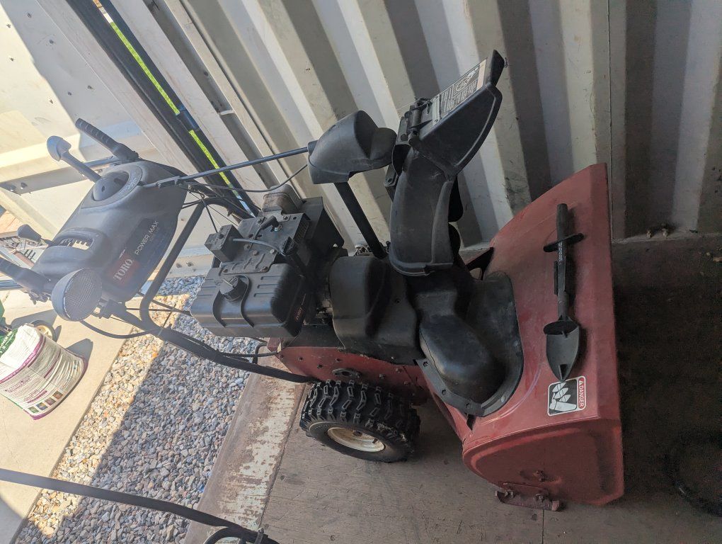 large Toro/ Tecumseh 5HP Gas Snow Blower - 28 Inch Wide