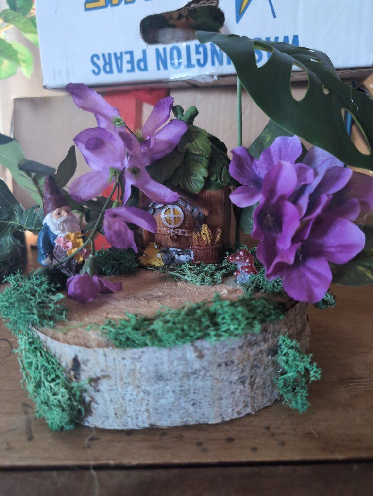 Handmade Fairy Garden Tree Stump Decor with Gnomes, Mushroom House & LED Lights