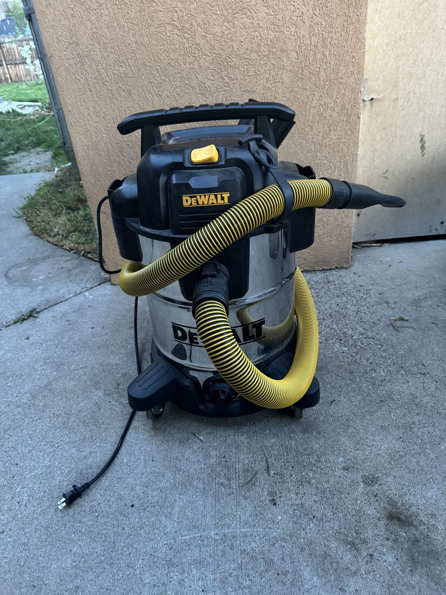 Dewalt Wet/Dry Vacuum 10 Gallon with Hose
