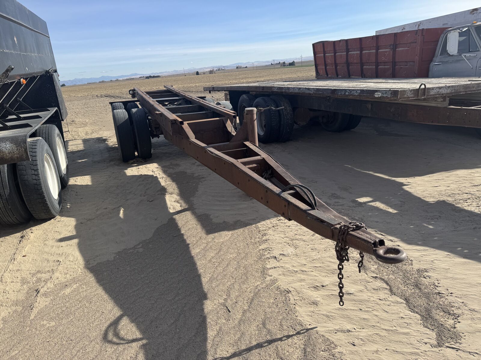 Trailer chassis, has pintle hitch and air brakes