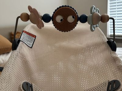 BABYBJÖRN Bouncer mesh dusty pink with Toy Bar, UsedExcellent