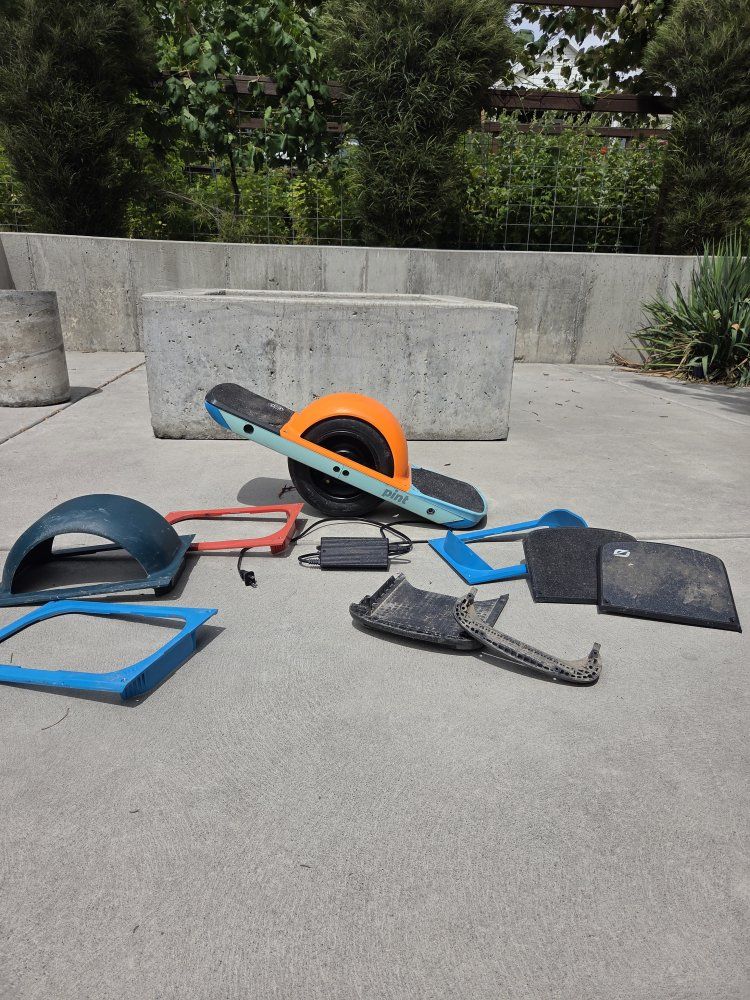 onewheel pint with lots of extras 