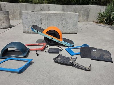 onewheel pint with lots of extras
