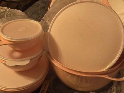 TUPPERWARE GIFT SET