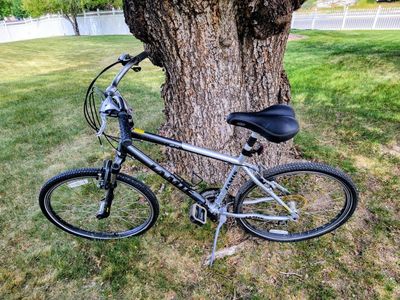 JAMIS EXPLORER 2.0 BIKE 18" ALUMINUM FRAME 21 SPEED 26" RIMS COMFORTABLE SEAT MOUNTAIN BICYCLE