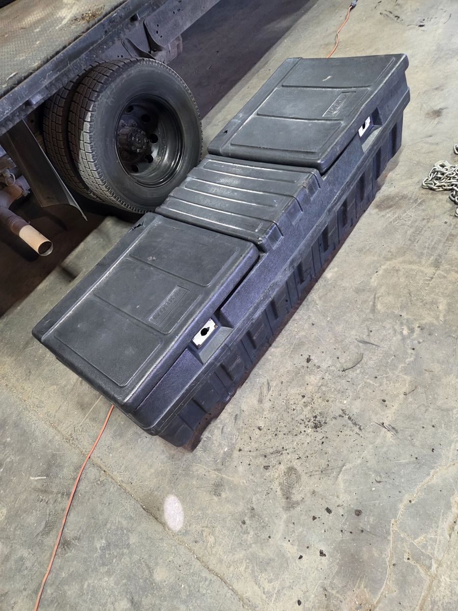 Truck bed tool box no keys but easy to relock