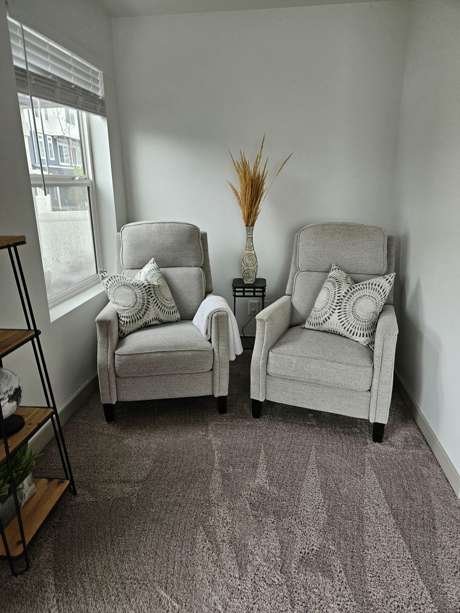 2 matching recliners