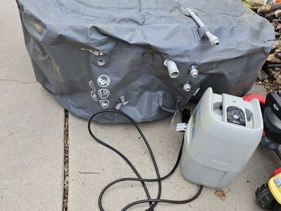 Inflatable hot tub