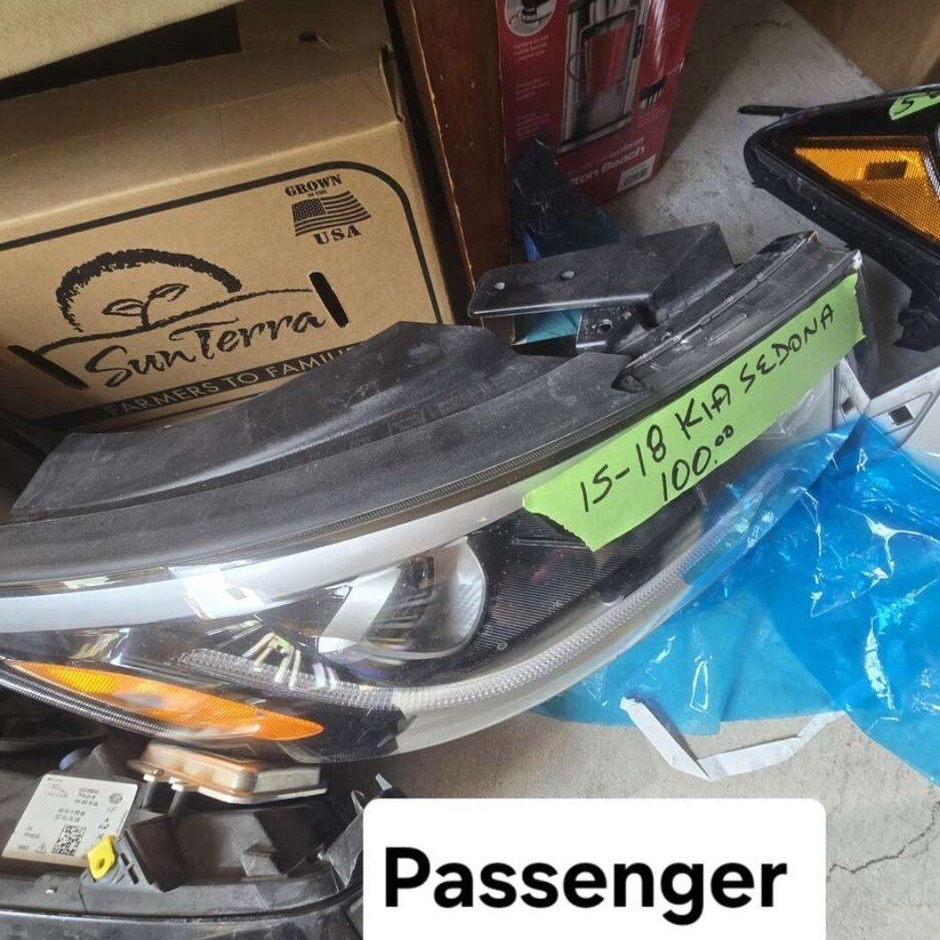 2015-2018 Kia Sedona Passenger headlight