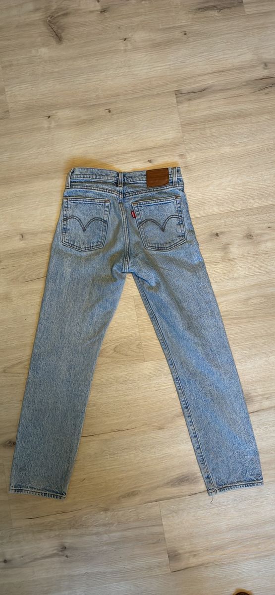 Levi's Wedgie Straight Jeans, Light Wash, Size 24, High-Waisted with Knee Rip