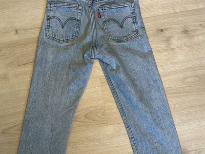 Levi's Wedgie Straight Jeans, Light Wash, Size 24, High-Waisted with Knee Rip