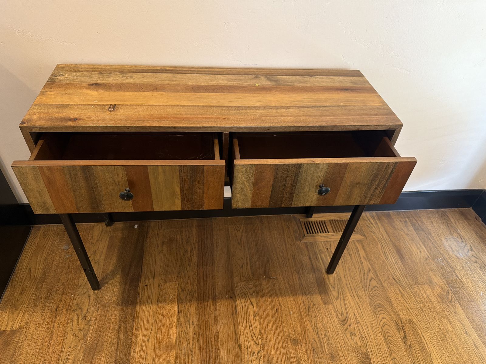 Entry table or desk