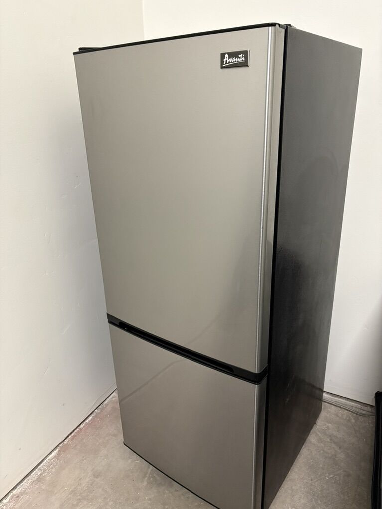 Avanti 10cu Ft Fridge / Freezer