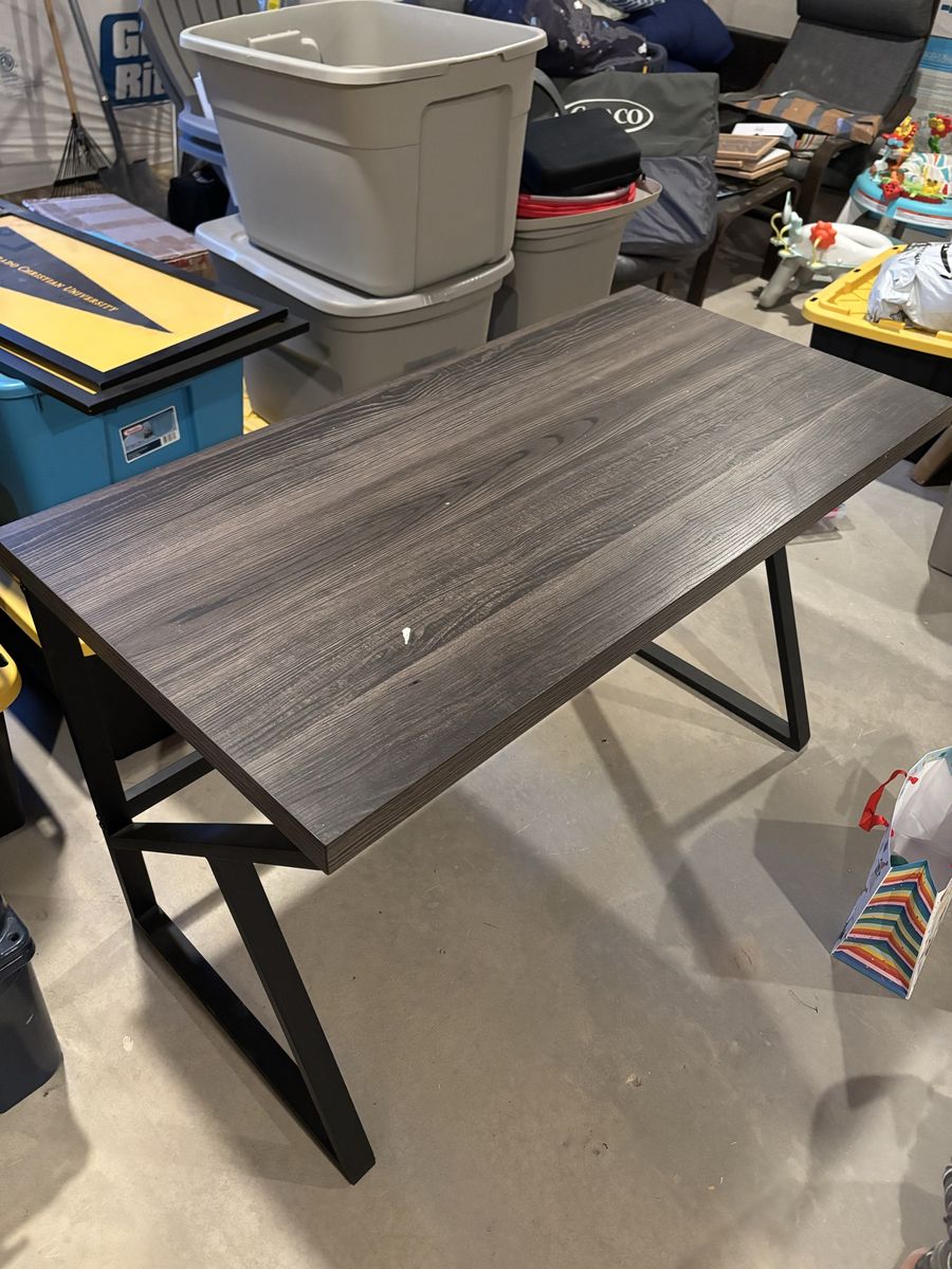 Modern Wood Grain Desk with Black Metal Legs - Spacious & Sturdy for Home Office