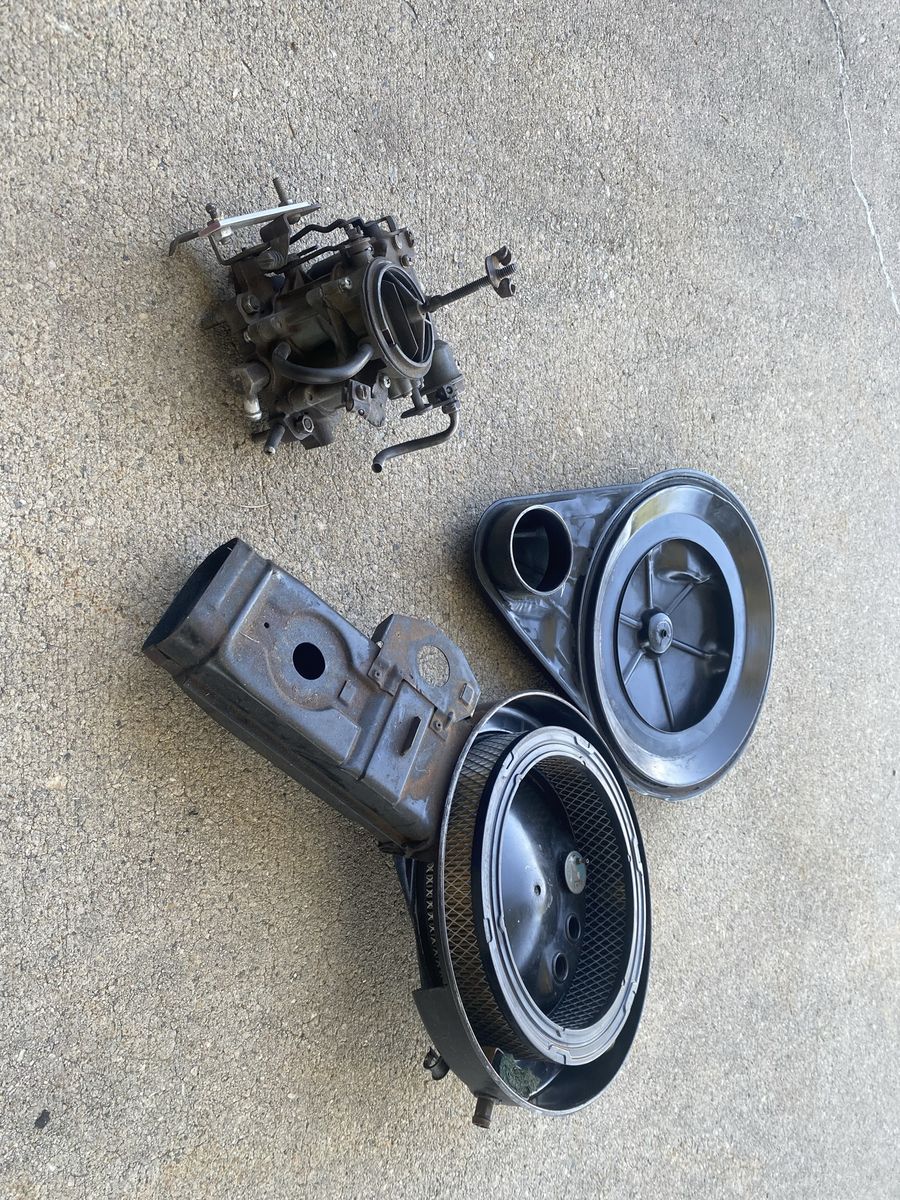 Jeep CJ7 carburetor and air cleaner