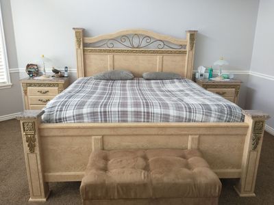 Elegant King Size Bedroom Set - Bed, Dresser with Mirror, 2 Nightstands, Armoire, 5-drawer dresser - Light Wood & Gold Accents