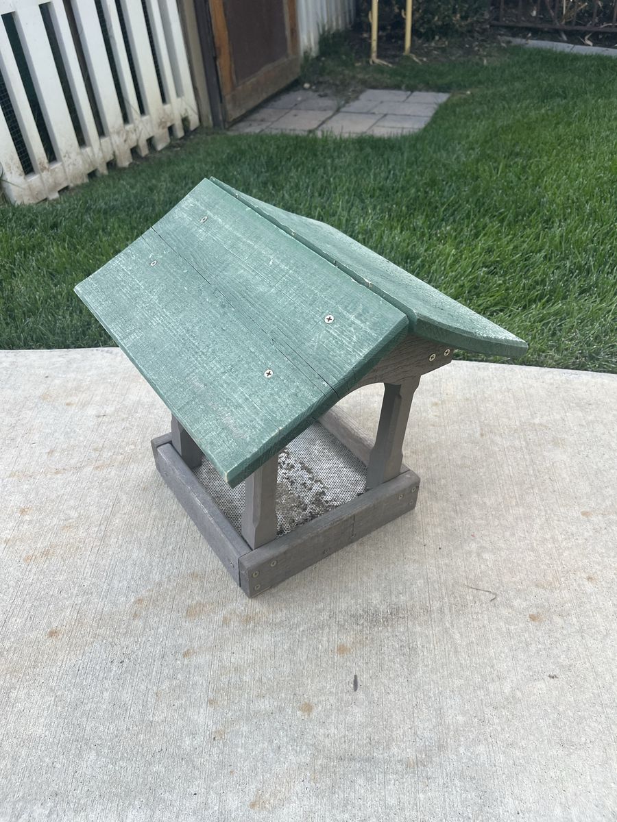 Large ground birdfeeder for doves, squirrels bird feeder