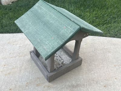 Large ground birdfeeder for doves, squirrels bird feeder