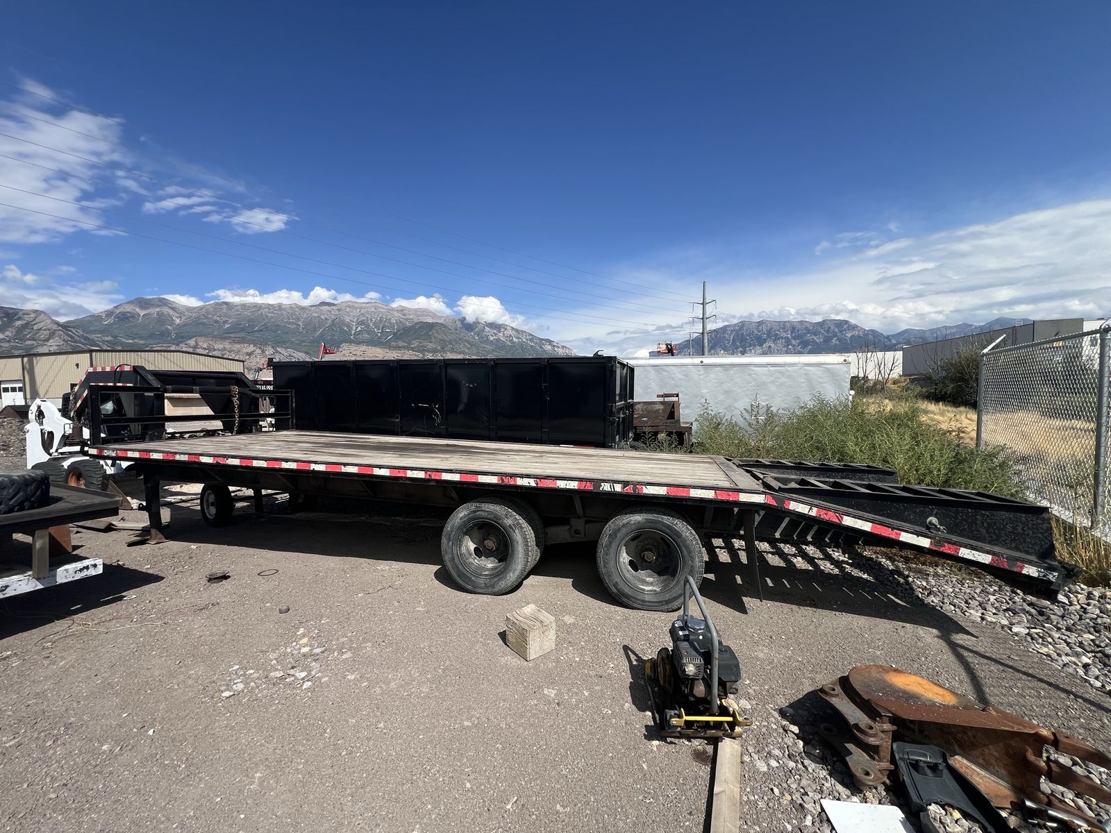 25 ft Heavy Duty Gooseneck 20,000 pound Flatbed Trailer with Ramps 