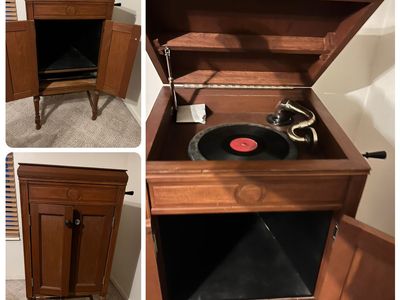 Vintage Phonograph w/records