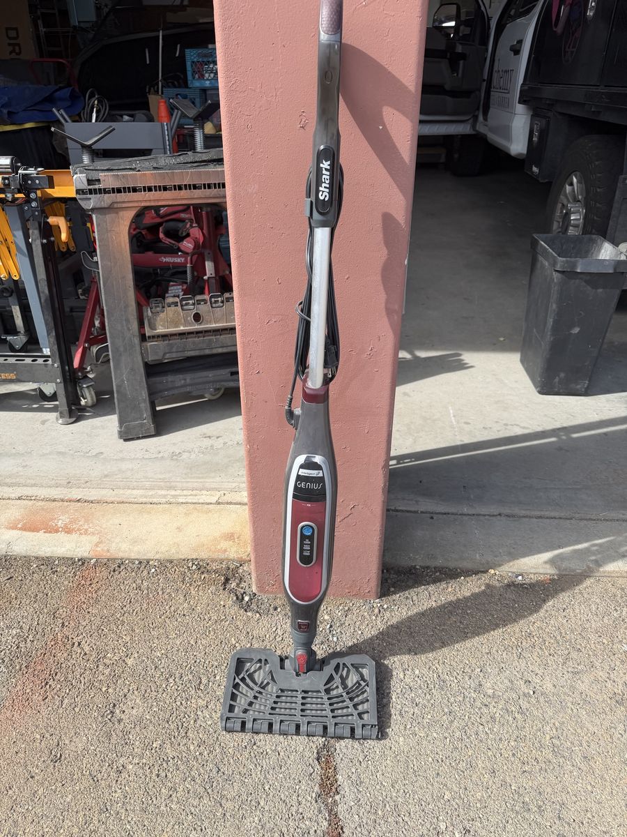 Floor steamer
