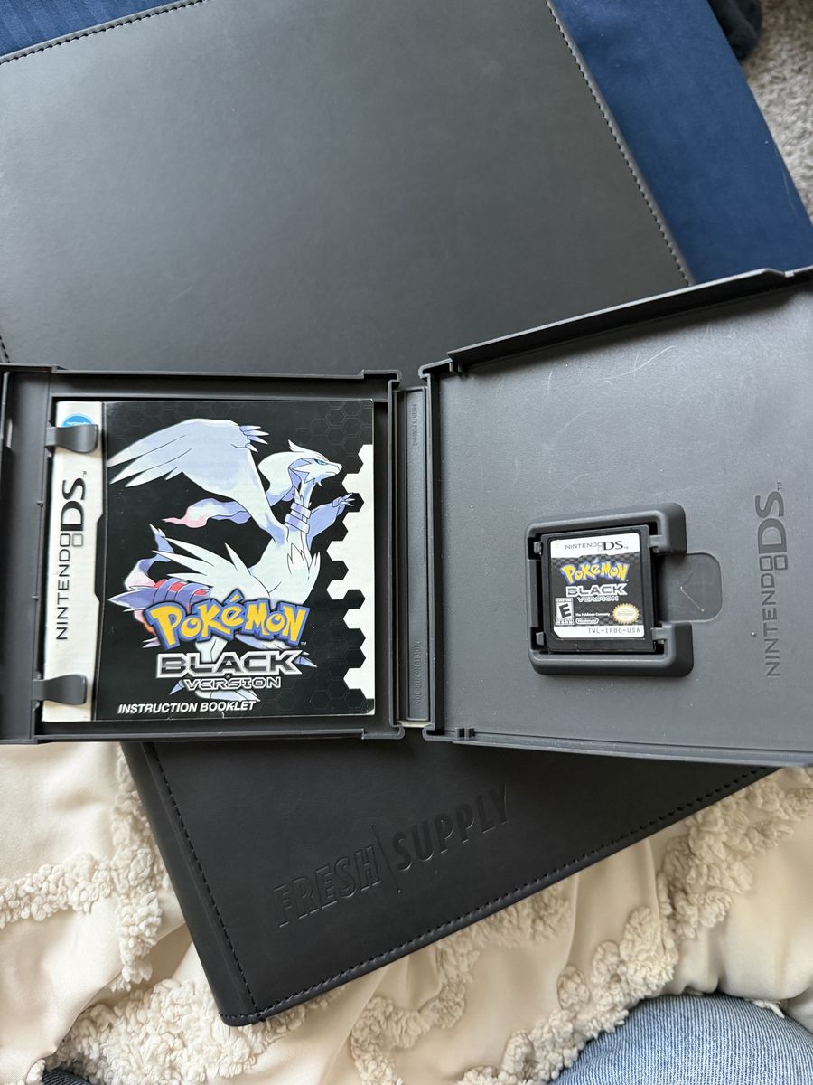 Pokémon Black Version Nintendo DS Game with Case and Manual