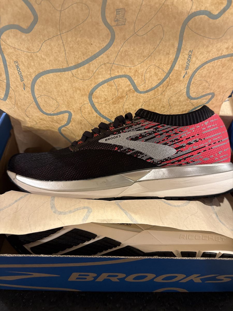 Women’s Brooks Ricochet running shoes (size 9)