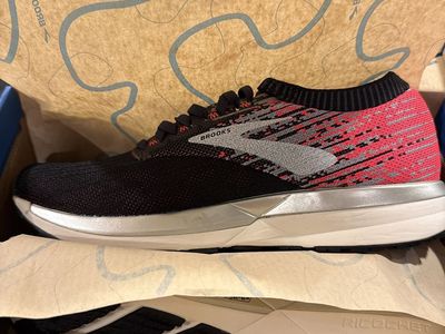 Women’s Brooks Ricochet running shoes (size 9)