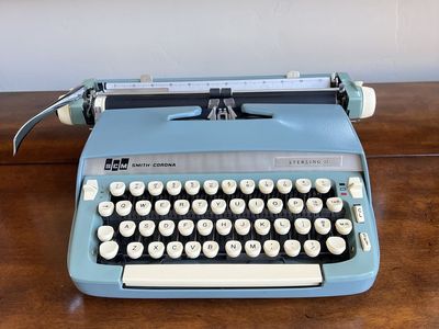Gorgeous 1968 Vintage Smith-Corona Sterling 12 Portable Typewriter w/vintage case